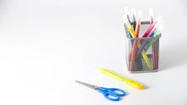 Bir kalem durumda beyaz arka plan üzerinde renkli kalemler yakın çekim