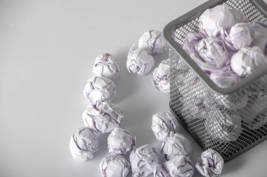 Beyaz arka plan üzerinde buruşuk Kağıt dolu bir çöp tenekesi