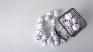 Beyaz arka plan üzerinde buruşuk Kağıt dolu bir çöp tenekesi