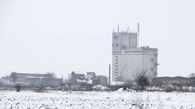 Terk edilmiş bir fabrika gerekçesiyle eski bir binada kırık camlar.