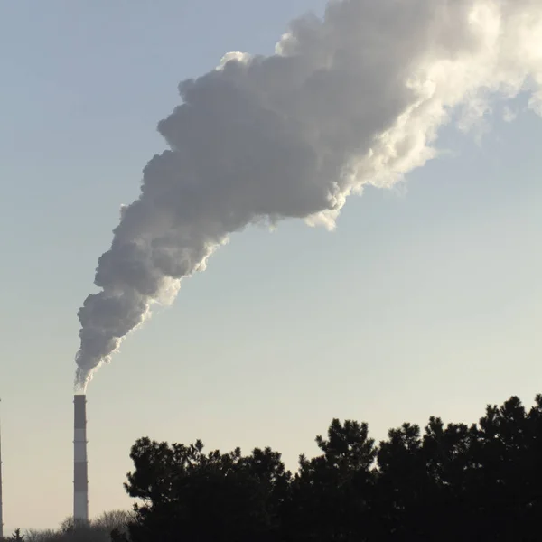 Vervuiling Roken Van Fabrieksschoorstenen Tegen Blauwe Hemel — Stockfoto