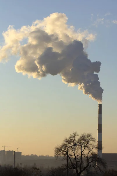 Vervuiling Roken Van Fabrieksschoorstenen Tegen Blauwe Hemel — Stockfoto