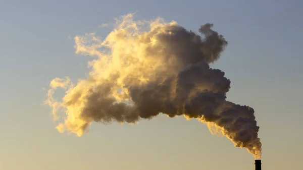 Föroreningar Rök Från Industriella Lampglas Mot Den Blå Himlen — Stockfoto