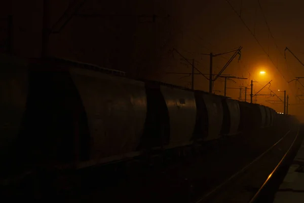 Tren Platformu Geceleri Geliyor Parlak Işık Işınlarının Karanlık Dağıtmak Arka — Stok fotoğraf