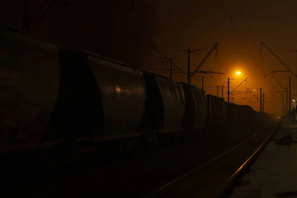 Trem Chega Plataforma Noite Raios Brilhantes Luz Dispersam Escuridão Contexto — Fotografia de Stock