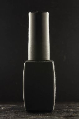 Siyah jel tırnak cilası siyah bir arka plan üzerinde siyah bir tüp yakın çekim