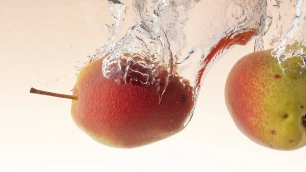 Fresh Pear Green Red Sides Falls Water Knocking Out Splashes — Stock Photo, Image