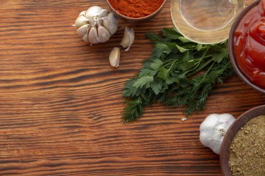 Ahşap arka planda farklı baharatlar içeren kompozisyon