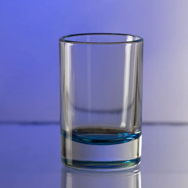 Lege Glazen Een Kleurrijke Achtergrond Close — Stockfoto