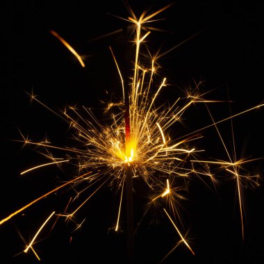 Noel maytap siyah arka plan üzerine izole. Bengal ateşi yakın çekim