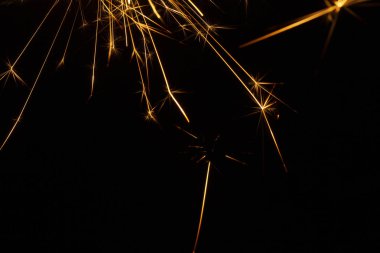 Noel maytap siyah arka plan üzerine izole. Bengal ateşi yakın çekim