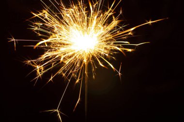 Noel maytap siyah arka plan üzerine izole. Bengal ateşi yakın çekim