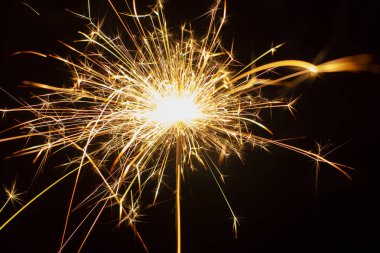 Noel maytap siyah arka plan üzerine izole. Bengal ateşi yakın çekim