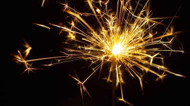 Noel maytap siyah arka plan üzerine izole. Bengal ateşi yakın çekim