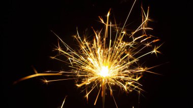 Noel maytap siyah arka plan üzerine izole. Bengal ateşi yakın çekim