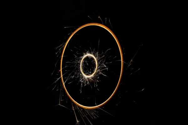 Wunderschöne Wunderkerze Kreis Auf Schwarzem Hintergrund Nahaufnahme — Stockfoto