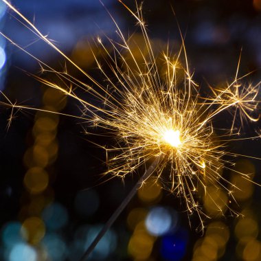 maytap ışıklar Garland bokeh arka plan üzerinde yanan yakın çekim