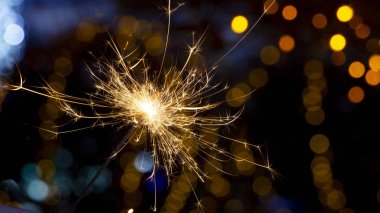 maytap ışıklar Garland bokeh arka plan üzerinde yanan yakın çekim