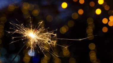 maytap ışıklar Garland bokeh arka plan üzerinde yanan yakın çekim