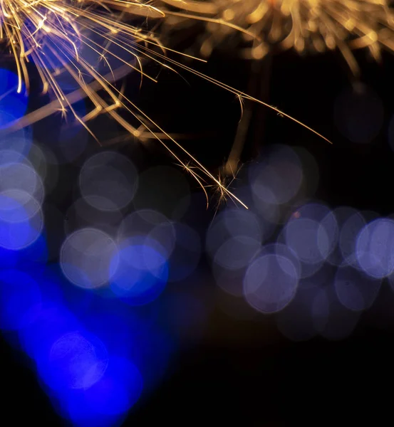 Bengala Ardiente Sobre Fondo Bokeh Luces Guirnalda Cerca —  Fotos de Stock