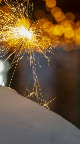 Bengala Ardiente Sobre Fondo Bokeh Luces Guirnalda Cerca — Foto de Stock