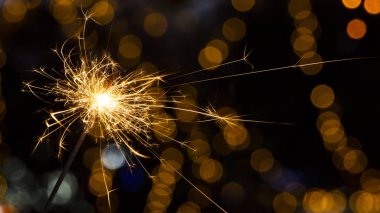 maytap ışıklar Garland bokeh arka plan üzerinde yanan yakın çekim