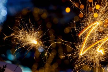 maytap ışıklar Garland bokeh arka plan üzerinde yanan yakın çekim