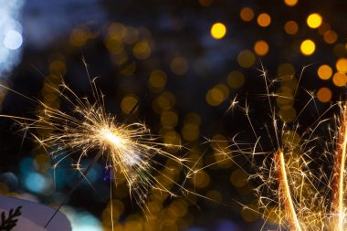 maytap ışıklar Garland bokeh arka plan üzerinde yanan yakın çekim