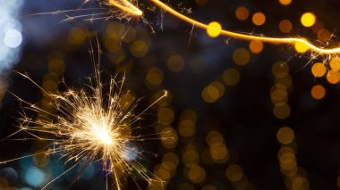 maytap ışıklar Garland bokeh arka plan üzerinde yanan yakın çekim