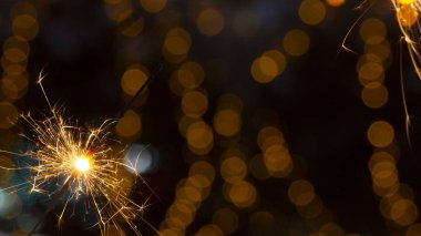 maytap ışıklar Garland bokeh arka plan üzerinde yanan yakın çekim