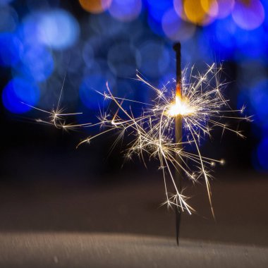 maytap ışıklar Garland bokeh arka plan üzerinde yanan yakın çekim