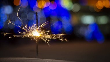 maytap ışıklar Garland bokeh arka plan üzerinde yanan yakın çekim