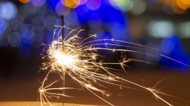 maytap ışıklar Garland bokeh arka plan üzerinde yanan yakın çekim