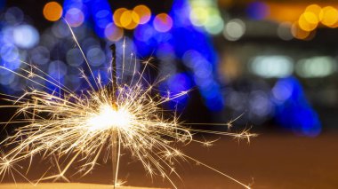 maytap ışıklar Garland bokeh arka plan üzerinde yanan yakın çekim