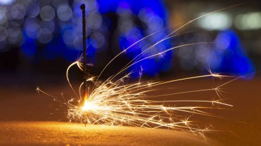 maytap ışıklar Garland bokeh arka plan üzerinde yanan yakın çekim