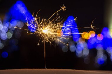 maytap ışıklar Garland bokeh arka plan üzerinde yanan yakın çekim