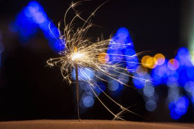 maytap ışıklar Garland bokeh arka plan üzerinde yanan yakın çekim