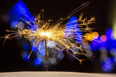 maytap ışıklar Garland bokeh arka plan üzerinde yanan yakın çekim