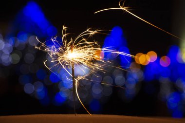 maytap ışıklar Garland bokeh arka plan üzerinde yanan yakın çekim