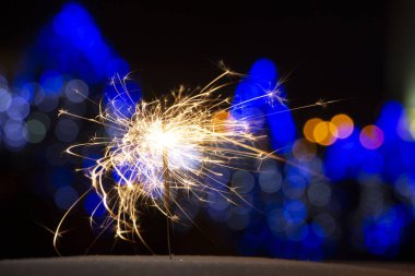 maytap ışıklar Garland bokeh arka plan üzerinde yanan yakın çekim