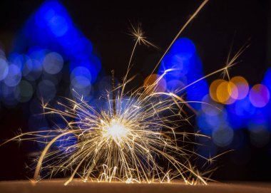 maytap ışıklar Garland bokeh arka plan üzerinde yanan yakın çekim