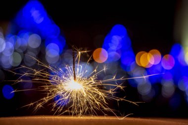 maytap ışıklar Garland bokeh arka plan üzerinde yanan yakın çekim