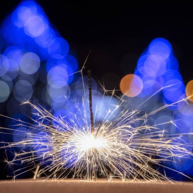 maytap ışıklar Garland bokeh arka plan üzerinde yanan yakın çekim