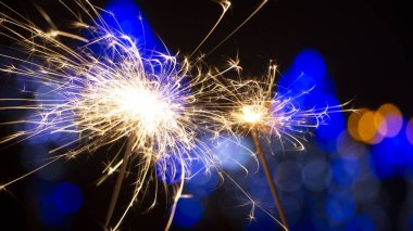 maytap ışıklar Garland bokeh arka plan üzerinde yanan yakın çekim