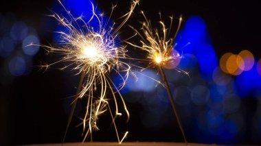 maytap ışıklar Garland bokeh arka plan üzerinde yanan yakın çekim