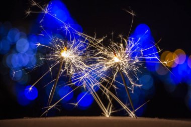 maytap ışıklar Garland bokeh arka plan üzerinde yanan yakın çekim