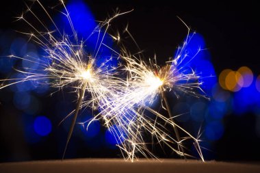 maytap ışıklar Garland bokeh arka plan üzerinde yanan yakın çekim