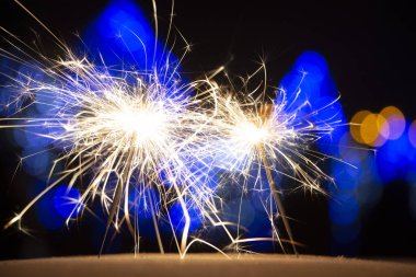 maytap ışıklar Garland bokeh arka plan üzerinde yanan yakın çekim