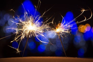 maytap ışıklar Garland bokeh arka plan üzerinde yanan yakın çekim