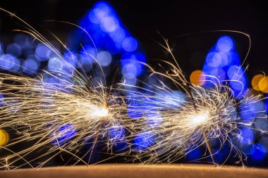 maytap ışıklar Garland bokeh arka plan üzerinde yanan yakın çekim